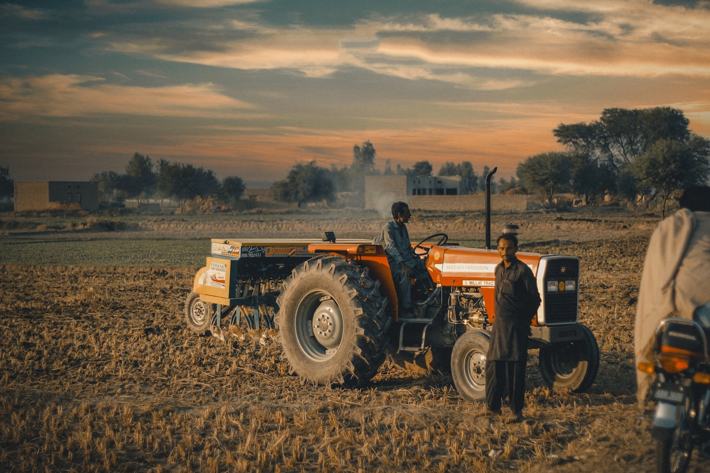 Traktor bei der Feldarbeit im goldenen Abendlicht